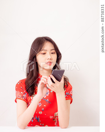 由一面傳統的旗幟，一個白底女人，在她面前微笑。 88738331