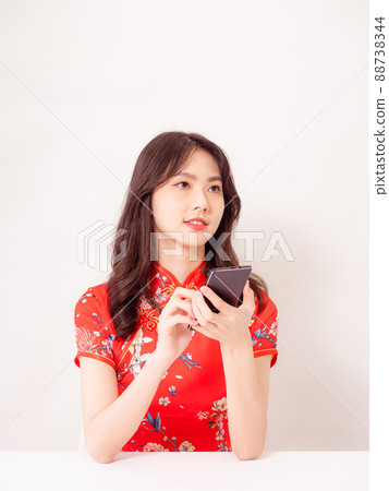 由一面傳統的旗幟,一個白底女人,在她面前微笑。 由一面傳統的旗幟,一個白底女人,在她面前微笑。 88738344