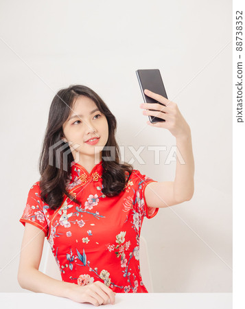 Smiling young asian woman in traditional cheongsam 88738352