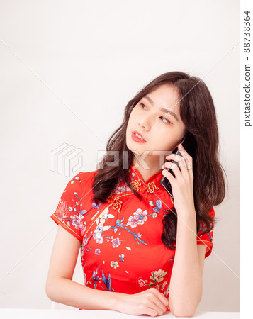 一個微笑的女人在白色背景前的手工藝講座。 一個微笑的女人在白色背景前的手工藝講座。 88738364