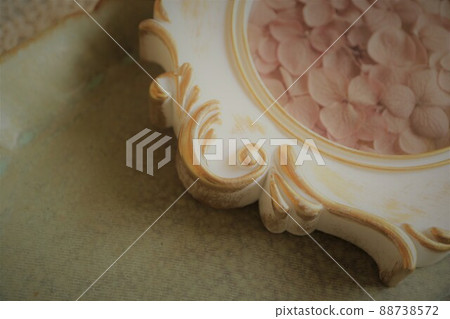 古色古香的白色相框少女相框 88738572