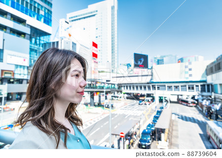 澀谷站前微笑的女商人 88739604