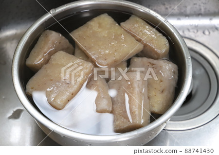 Cool the boiled konjac with water Cool the boiled konjac with water 88741430