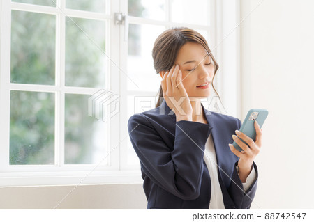 帶智能手機的女式西裝 88742547