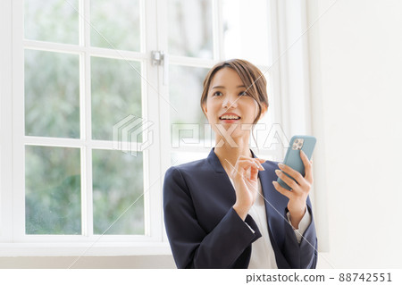 帶智能手機的女式西裝 88742551