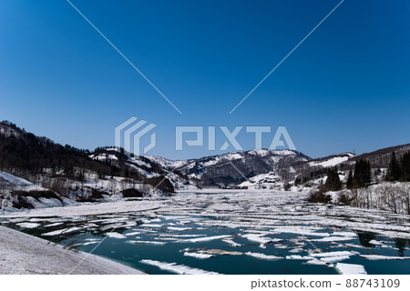 Aburumagawa Dam Snow Flow (Oshirakawa, Uonuma City, Niigata Prefecture) 88743109