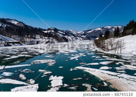 Aburumagawa Dam Snow Flow (Oshirakawa, Uonuma City, Niigata Prefecture) 88743110