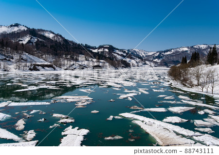 Aburumagawa Dam Snow Flow (Oshirakawa, Uonuma City, Niigata Prefecture) 88743111