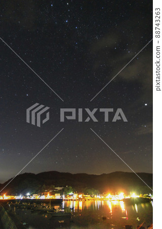 漁港天空中瀨戶內仙后座的夏日星空 漁港天空中瀨戶內仙后座的夏日星空 88743263