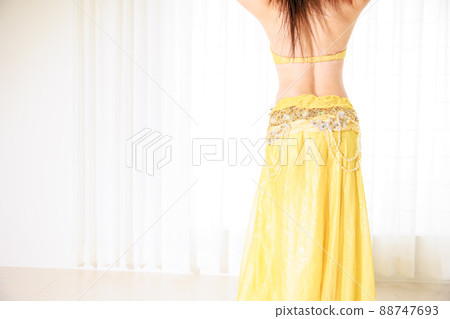 Waist of a woman dancing belly dance (without face) Waist of a woman dancing belly dance (without face) 88747693