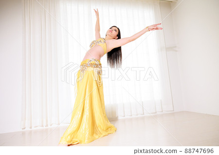 跳肚皮舞的女人全身 88747696