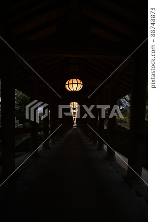 Lanterns in the corridor of Hase-dera (Nara Prefecture) in the early morning 88748873
