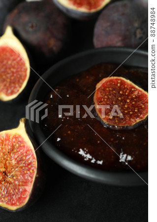Bowl of fig jam and ingredients, close up 88748984