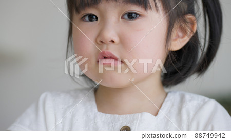 Crying child (unpleasant period, crying, tears, childcare, childcare, 4 years old) Crying child (unpleasant period, crying, tears, childcare, childcare, 4 years old) 88749942