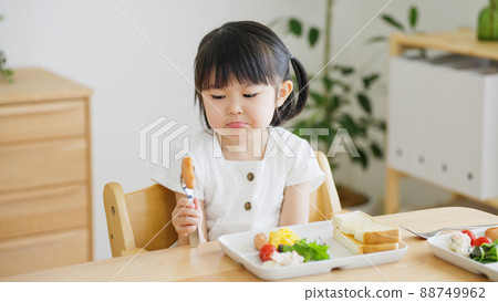 4-year-old child to eat (childcare / parenting) 88749962