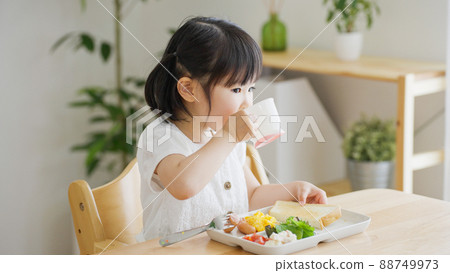 4歲兒童吃飯時喝水(育兒/育兒) 4歲兒童吃飯時喝水(育兒/育兒) 88749973
