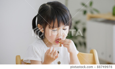 吃甜食的孩子（育兒/育兒/4歲） 88749978