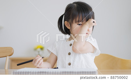 Allergic children who rub their eyes (childcare / parenting / 4 years old) Allergic children who rub their eyes (childcare / parenting / 4 years old) 88750002