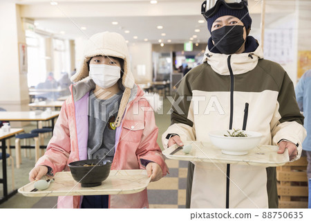Parents and children carrying meals with food cords Parents and children carrying meals with food cords 88750635