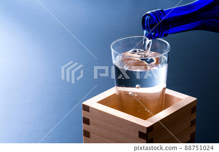 Cold sake, pour sake Cold sake, pour sake 88751024