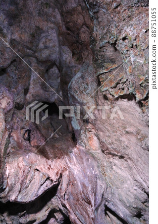 A strangely shaped stalactite that covers the dimly lit stalactite 88751055