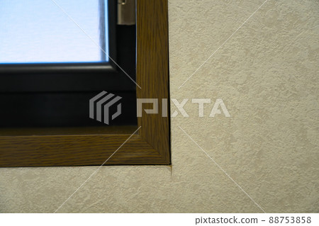 The surface of the floating window frame and the gap created between the window frame and the wall due to the distortion of the window frame 1 88753858