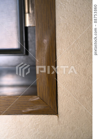 窗框與浮動窗框表面變形造成的窗框與牆壁之間的縫隙3 88753860