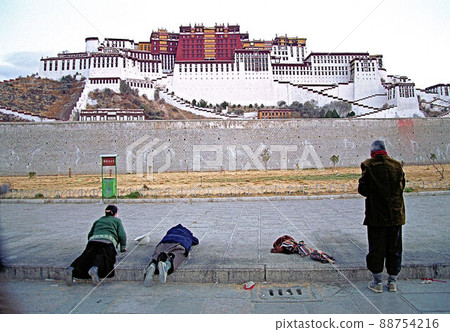 布達拉宮晨禱,空中五體頂禮 布達拉宮晨禱,空中五體頂禮 88754216