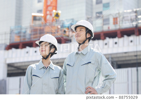 Men and women in work clothes standing at the construction site 88755029