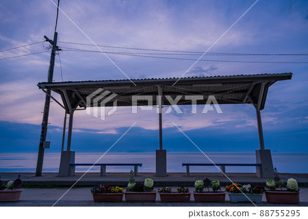 (愛媛縣)JR下灘站夜景 (愛媛縣)JR下灘站夜景 88755295