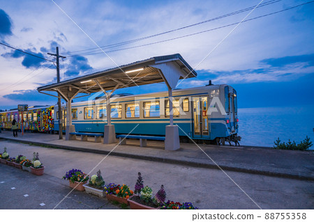 (愛媛縣)JR下灘站停電車夜景 (愛媛縣)JR下灘站停電車夜景 88755358