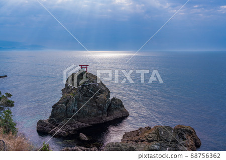 (Ehime Prefecture) Tsunakakeiwa Rock in Iyo-nada Evening view 88756362