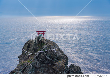 (Ehime Prefecture) Tsunakakeiwa Rock in Iyo-nada Evening view 88756363