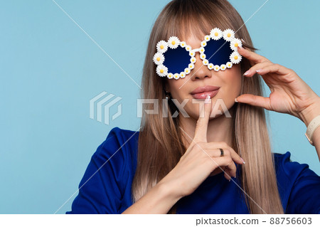 woman wear daisies sunglasses woman wear daisies sunglasses 88756603