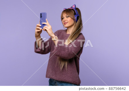 Woman using cell phone 88756642