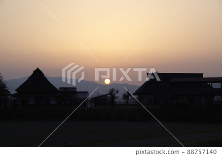 春天的夕陽和茅草屋頂的輪廓......島根縣安木市:好天氣 春天的夕陽和茅草屋頂的輪廓......島根縣安木市:好天氣 88757140