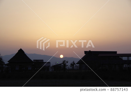春天的夕陽和茅草屋頂的輪廓......島根縣安木市:好天氣 春天的夕陽和茅草屋頂的輪廓......島根縣安木市:好天氣 88757143