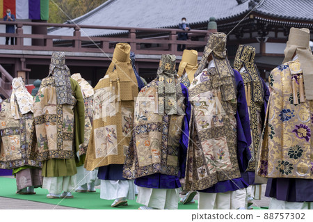 Monk performing the memorial service 88757302