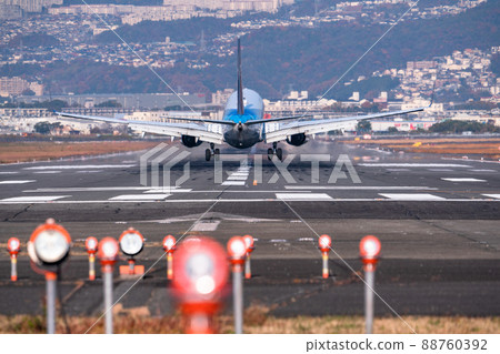 《Osaka Prefecture》 Landing aircraft ・ Osaka International Airport 《Osaka Prefecture》 Landing aircraft ・ Osaka International Airport 88760392