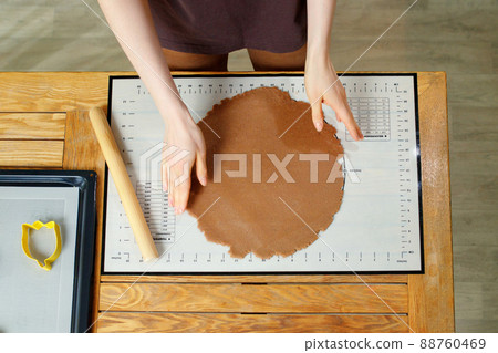 Silicone baking mat with markings during cooking Silicone baking mat with markings during cooking 88760469