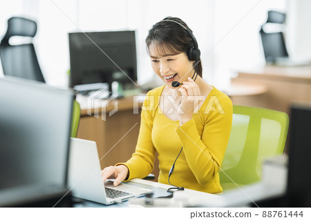 在呼叫中心工作的中產婦女 在呼叫中心工作的中產婦女 88761444