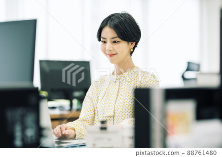 在辦公室工作的婦女 88761480