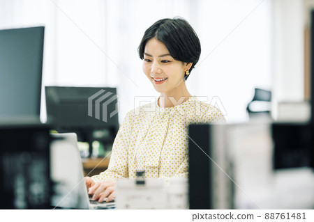 Woman working in the office Woman working in the office 88761481