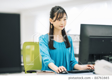 A woman who desks at the office 88761665