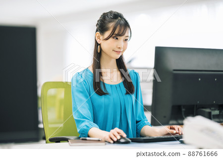 A woman who desks at the office A woman who desks at the office 88761666
