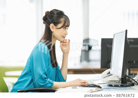 Woman working in the office Woman working in the office 88761672