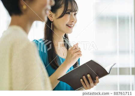 開會的職業女性 88761711