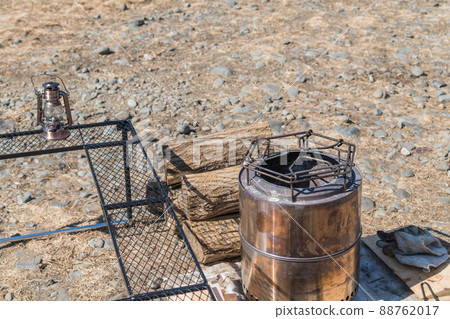 [Auto camp solo stove and bonfire table at Nakatsugawa riverbed] 88762017