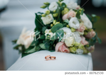 Bouquet of roses with golden wedding rings Bouquet of roses with golden wedding rings 88762530