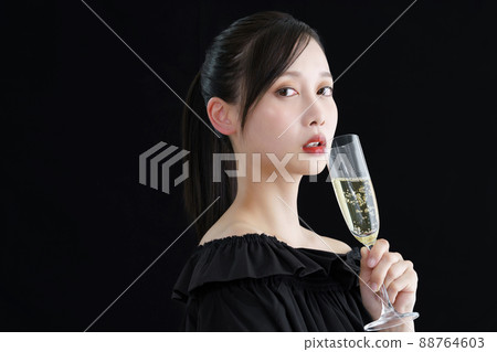 Women with champagne glasses Women with champagne glasses 88764603